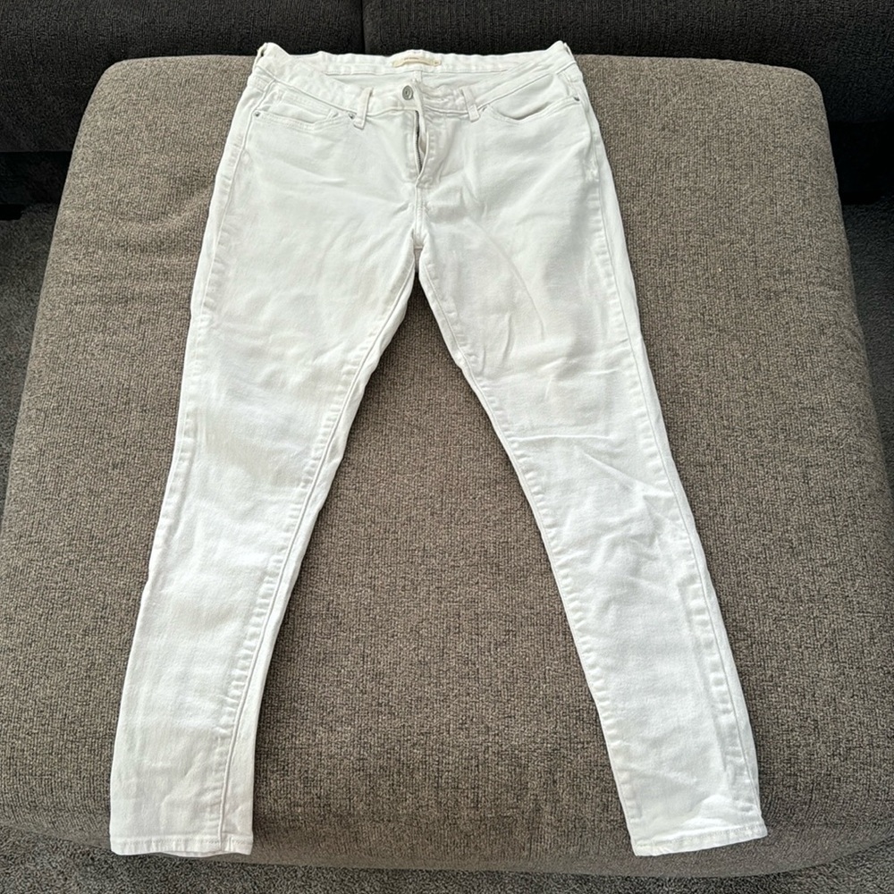 White Levi’s 711 Skinny jeans
